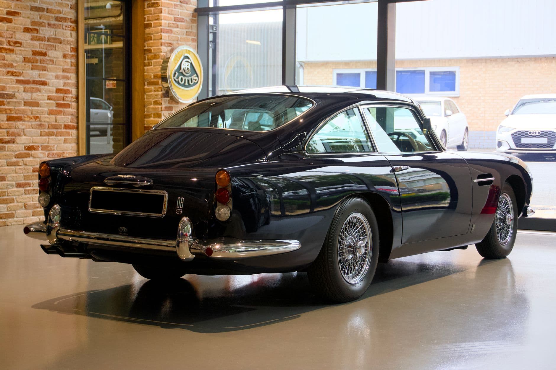 Aston Martin DB5: Nejznámější auto na světě