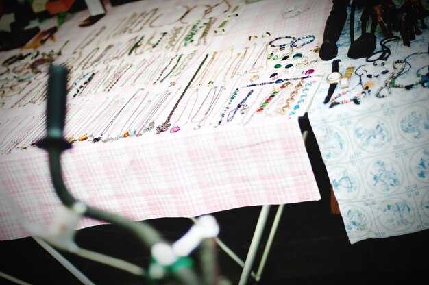 Discover more by the artist: connecting Kiss, Page Blanche, and Who is the reader